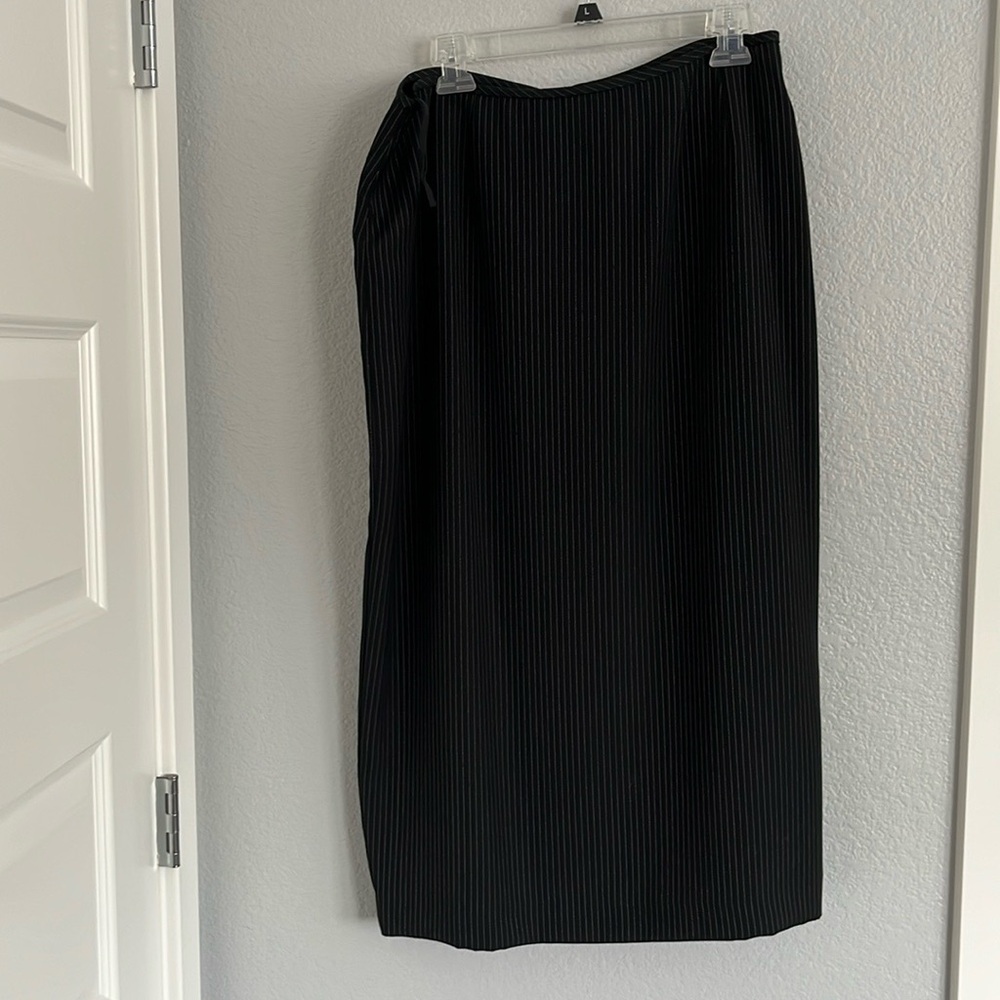 Le Suit Petite Black pin stripe Suit Blazer and Skirt - Picture 2 of 14